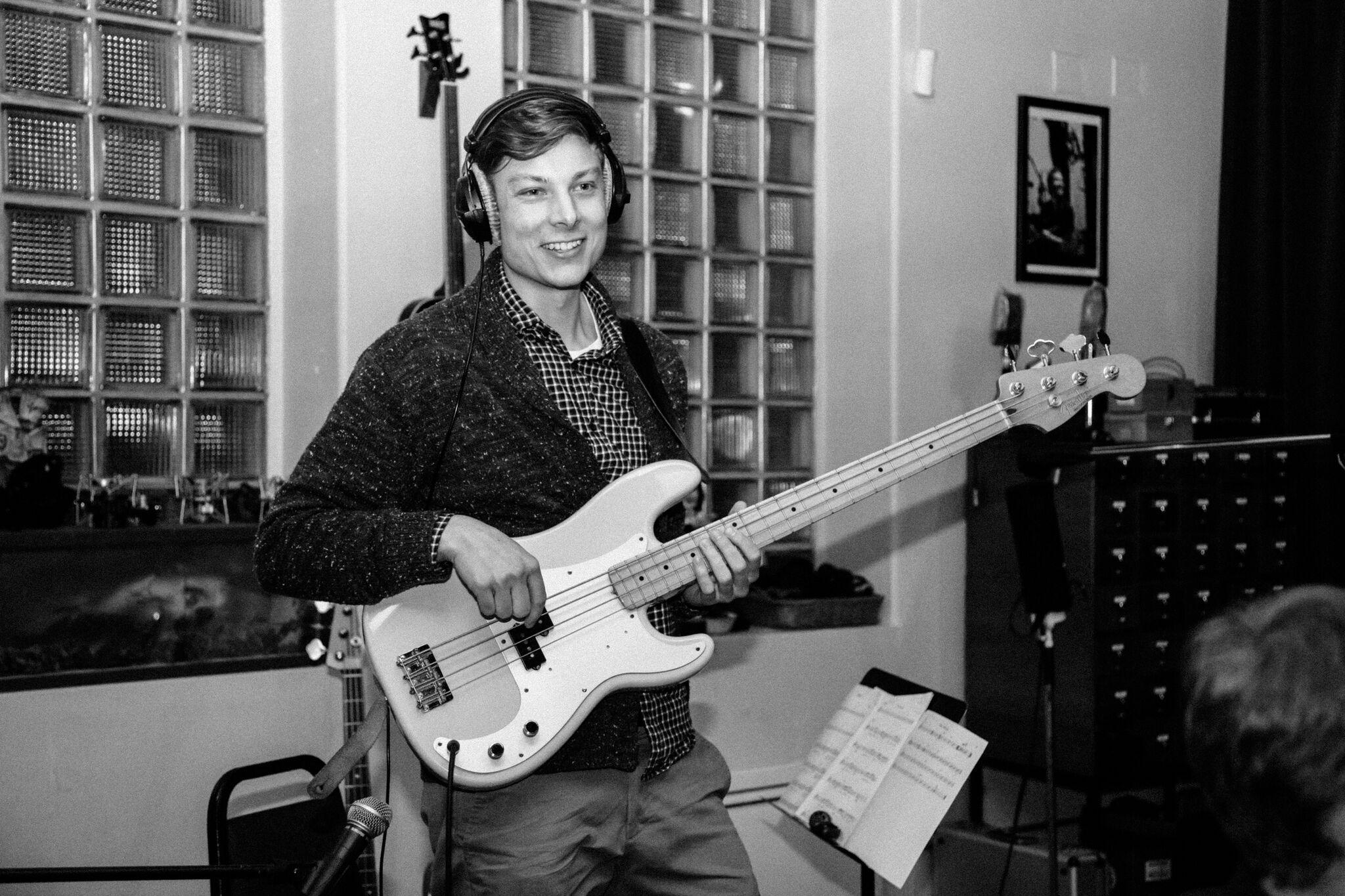 Søren Nissen playing electric bass in studio